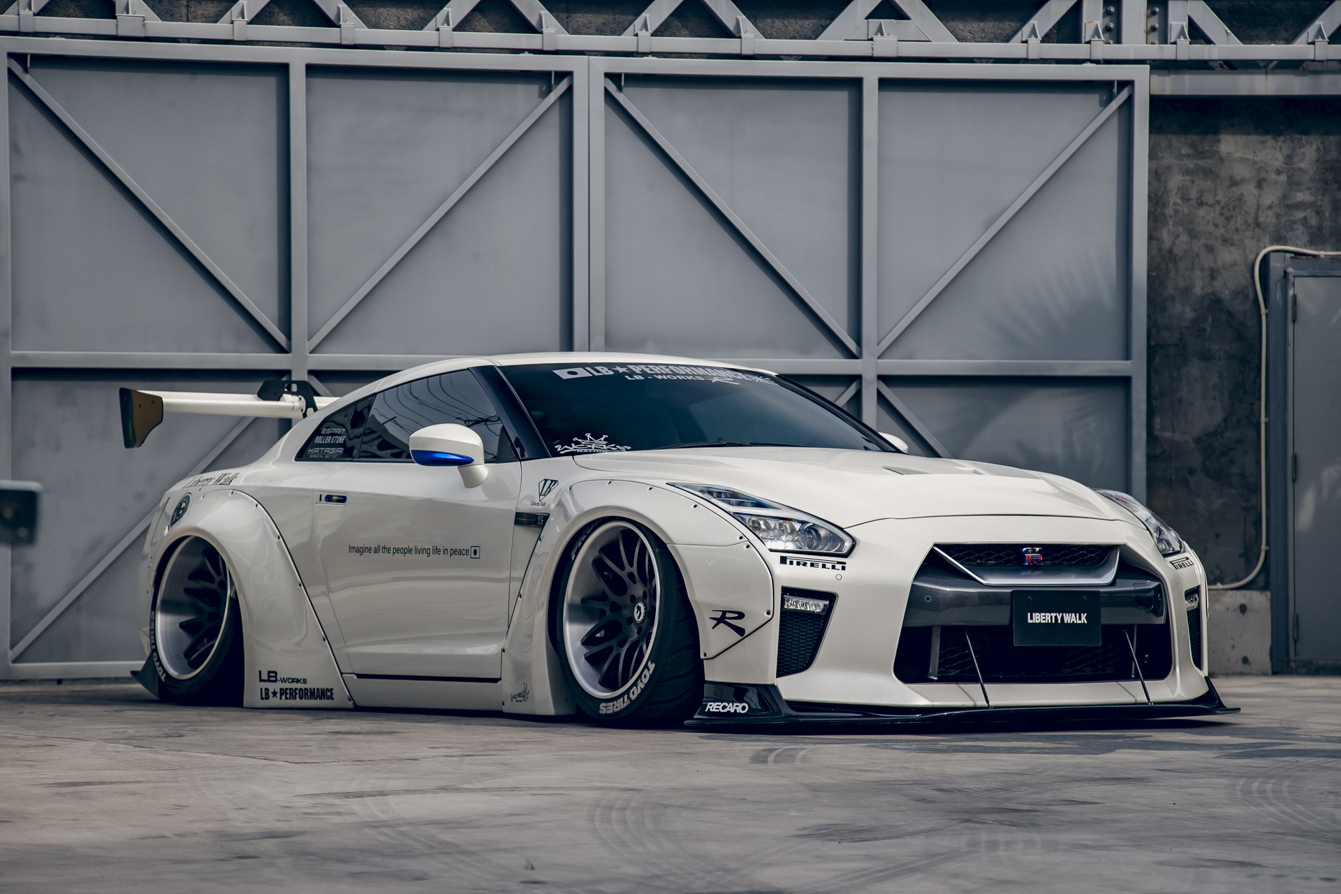 LIBERTY WALK LB★Works Nissan GT-R ホワイト Liberty Walk NISSAN GT-R R35 type 1.5 Wide Body Kit | TRACKUZA.COM