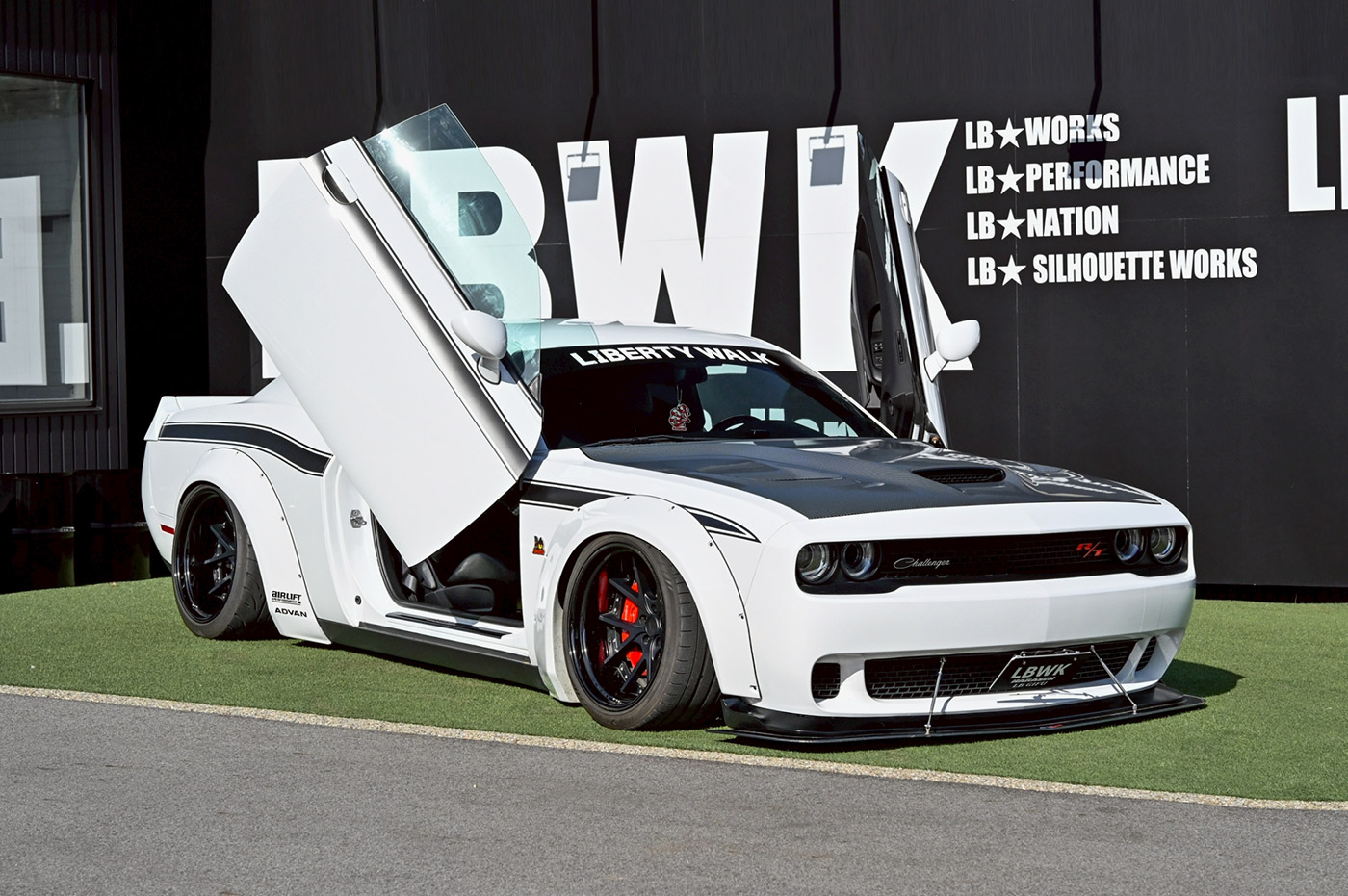 LB-WORKS-DODGE-Challenger00001