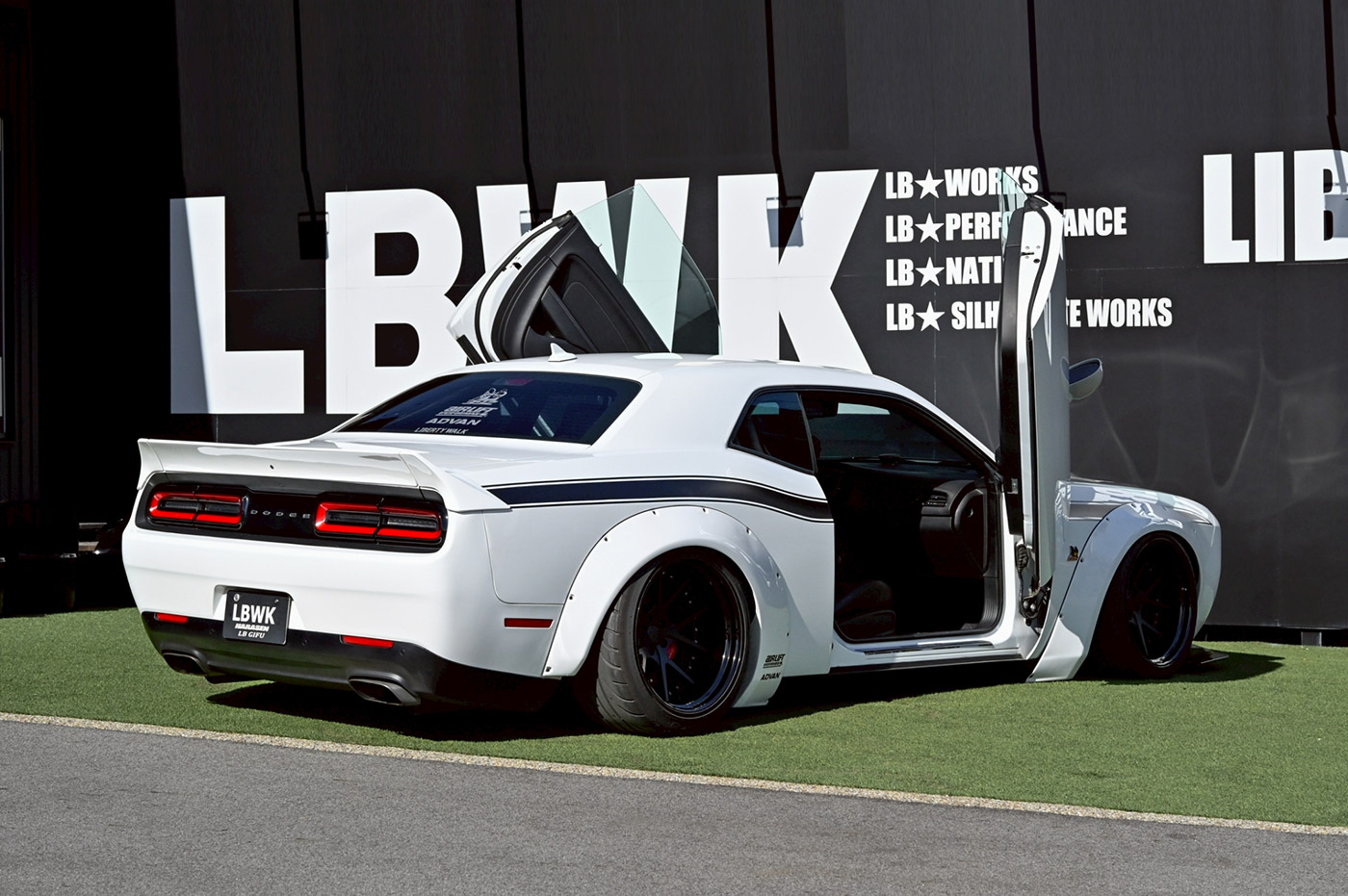 LB-WORKS-DODGE-Challenger00007