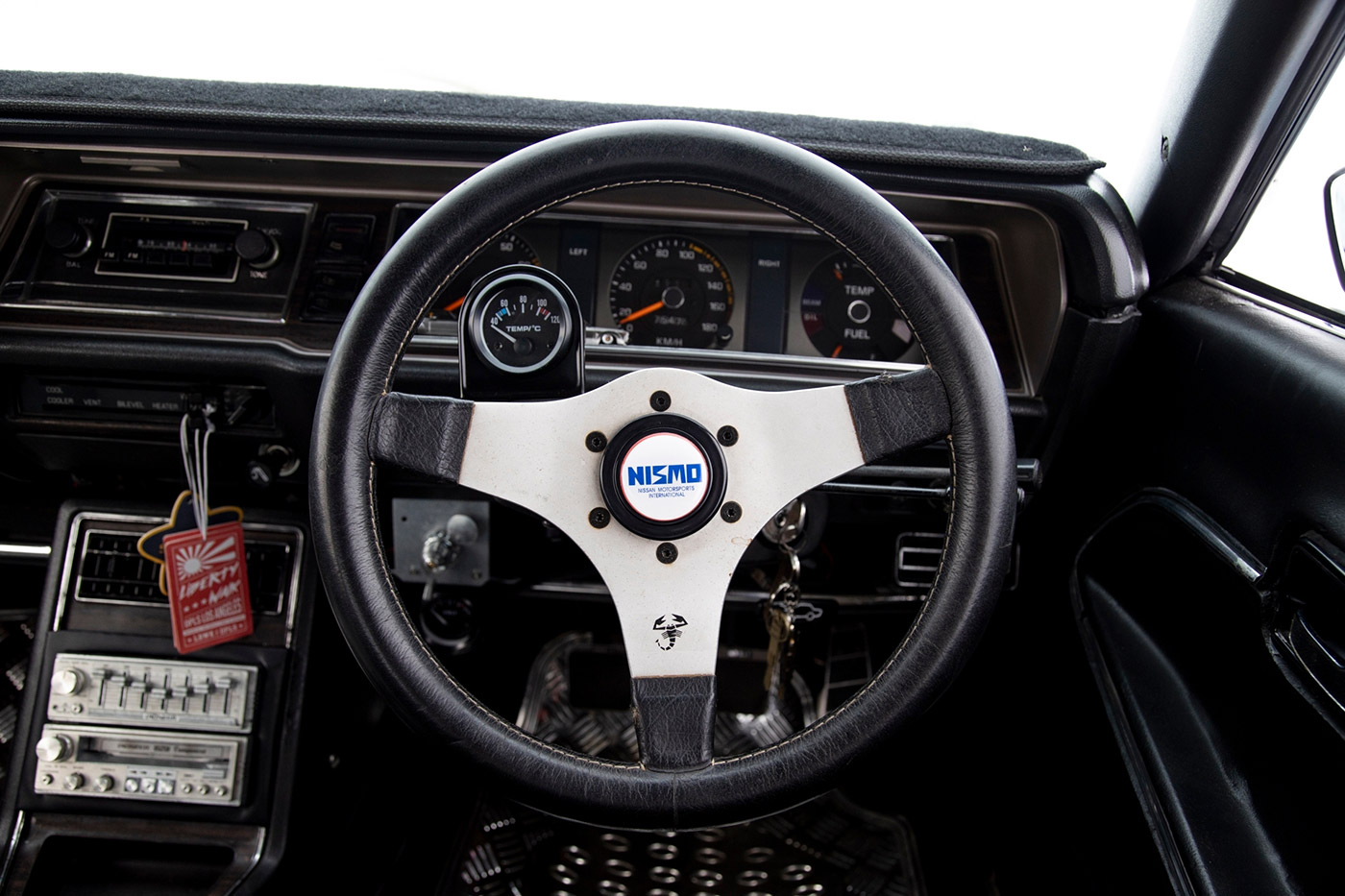 NISSAN-LAUREL-SGX00015