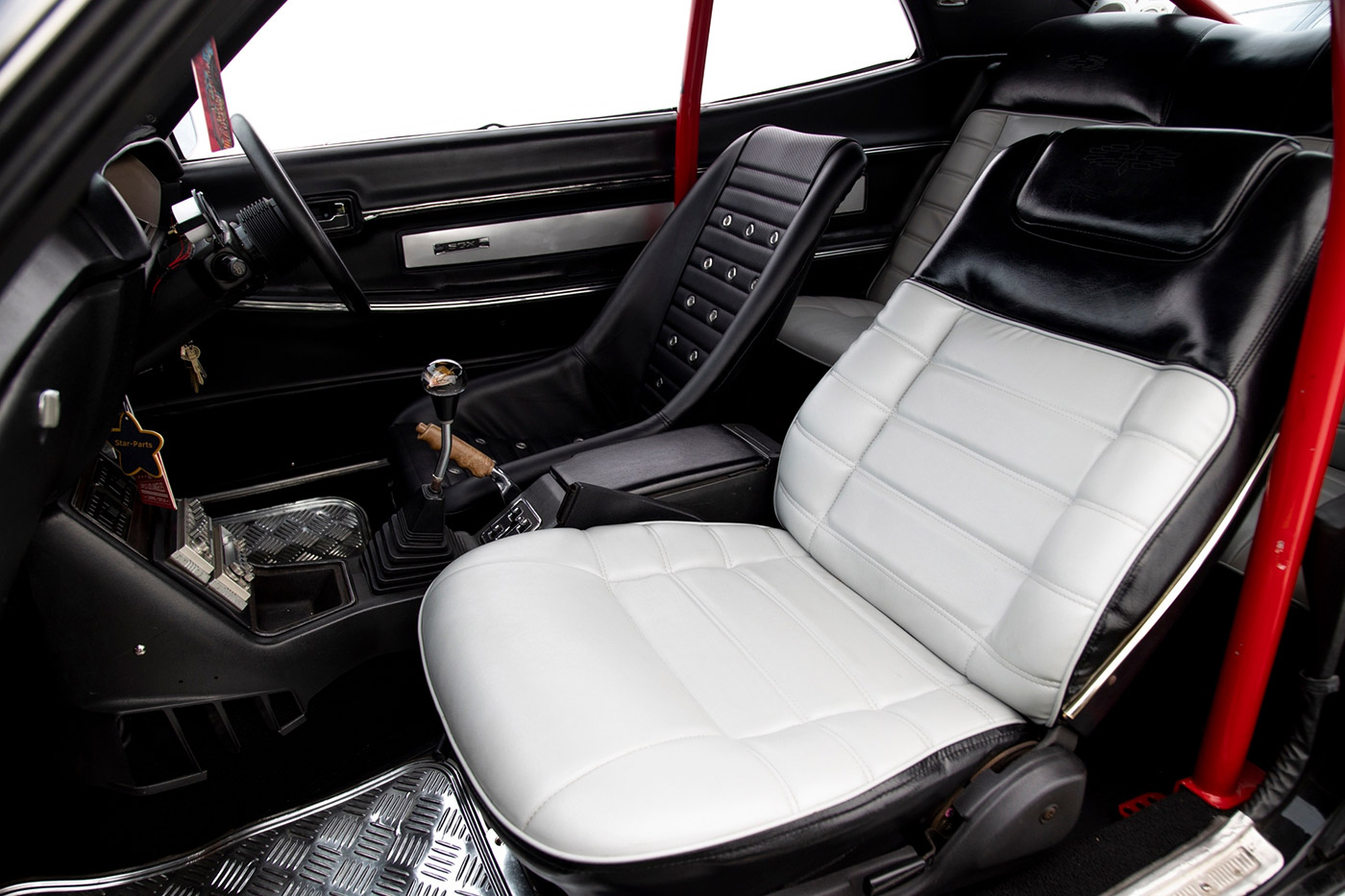 NISSAN-LAUREL-SGX00021